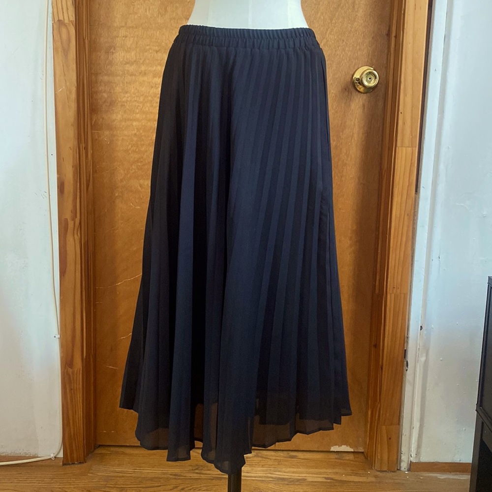 Vintage pleated black midi skirt